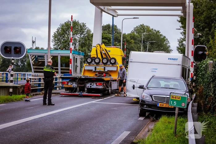 Auto met caravan belandt aan andere kant van weg