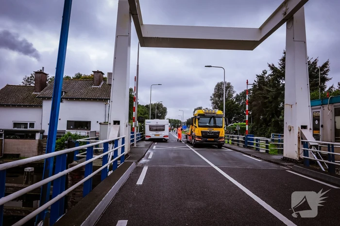 Auto met caravan belandt aan andere kant van weg