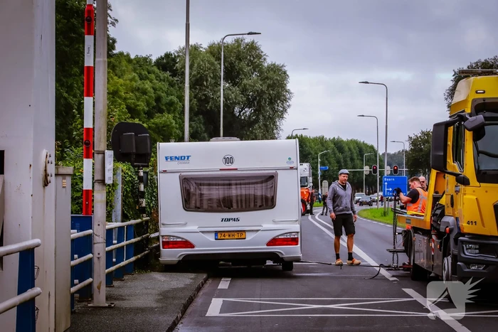 Auto met caravan belandt aan andere kant van weg