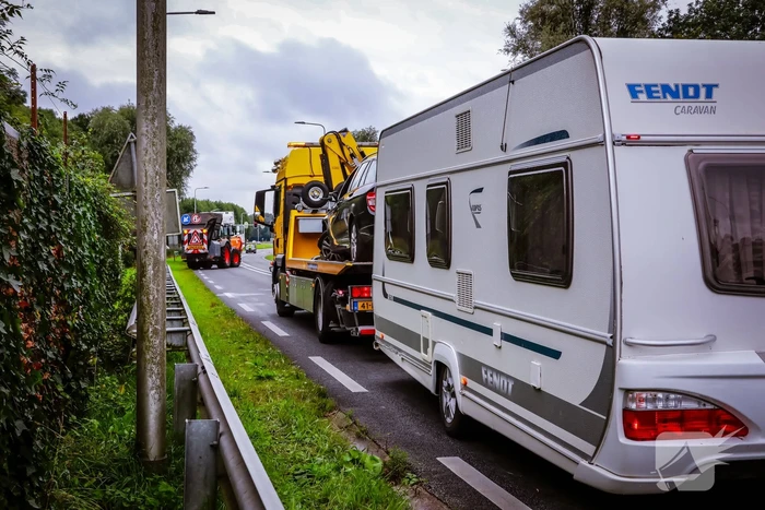 Auto met caravan belandt aan andere kant van weg