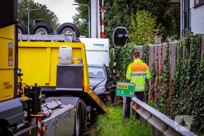 Auto met caravan belandt aan andere kant van weg