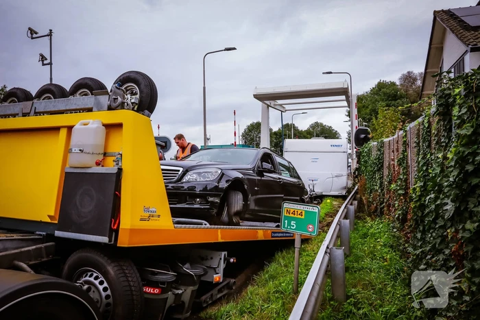 Auto met caravan belandt aan andere kant van weg
