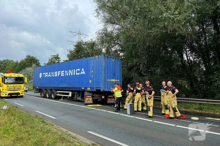 Vrachtwagenchauffeur verliest controle en raakt van de weg