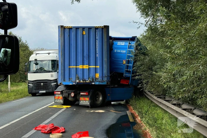 Vrachtwagenchauffeur verliest controle en raakt van de weg