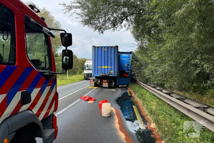 Vrachtwagenchauffeur verliest controle en raakt van de weg