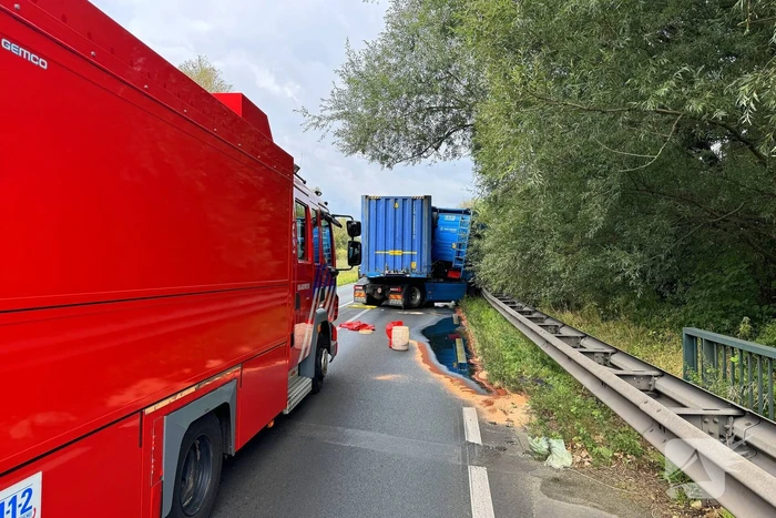 Vrachtwagenchauffeur verliest controle en raakt van de weg