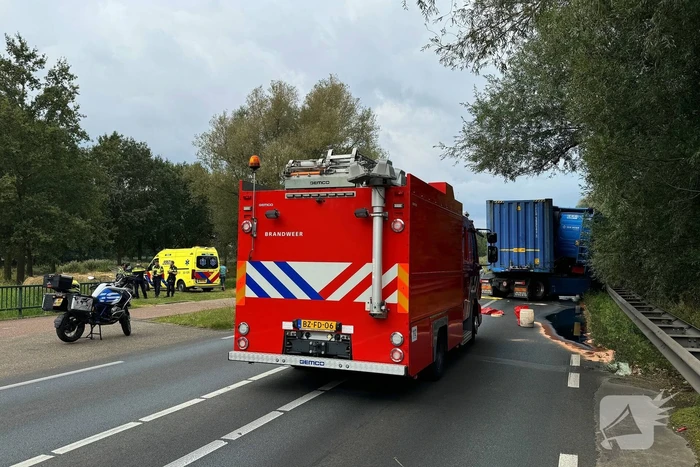 Vrachtwagenchauffeur verliest controle en raakt van de weg