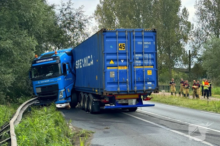 Vrachtwagenchauffeur verliest controle en raakt van de weg