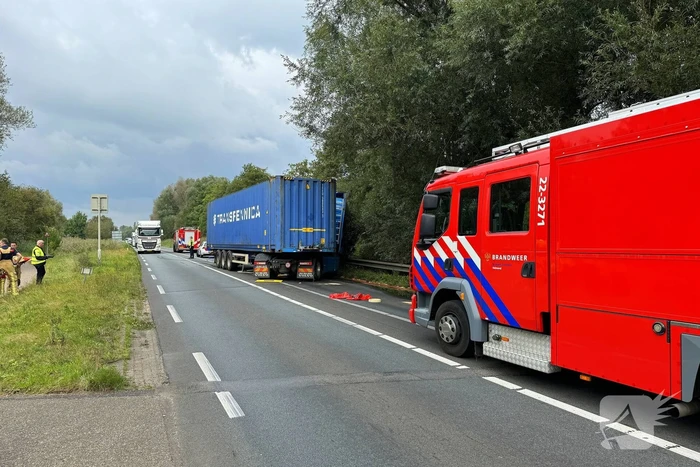 Vrachtwagenchauffeur verliest controle en raakt van de weg