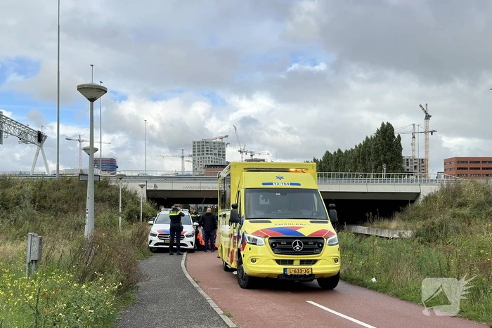 Fietser belandt in het water