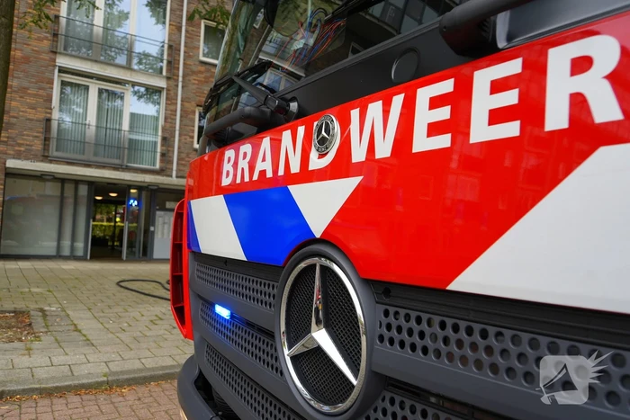 Brandweer zet extra middelen in bij brand in flat