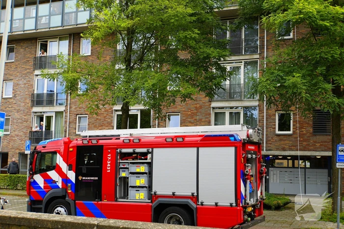 Brandweer zet extra middelen in bij brand in flat