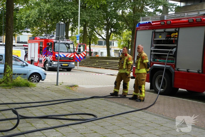 Brandweer zet extra middelen in bij brand in flat
