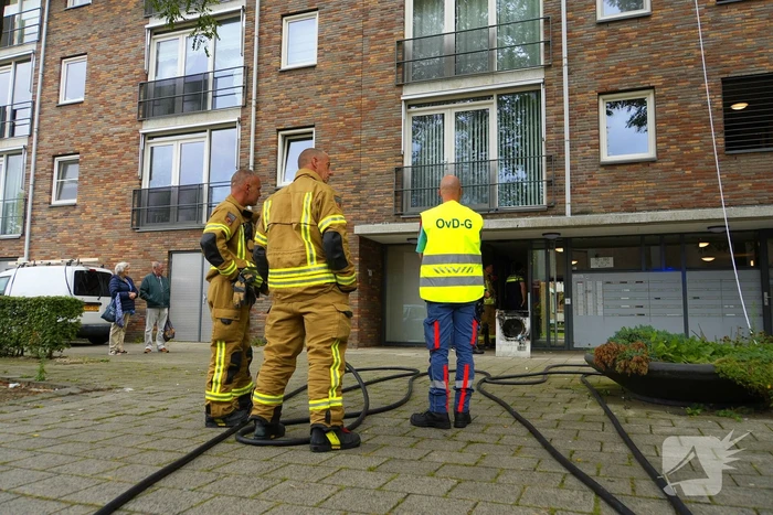 Brandweer zet extra middelen in bij brand in flat