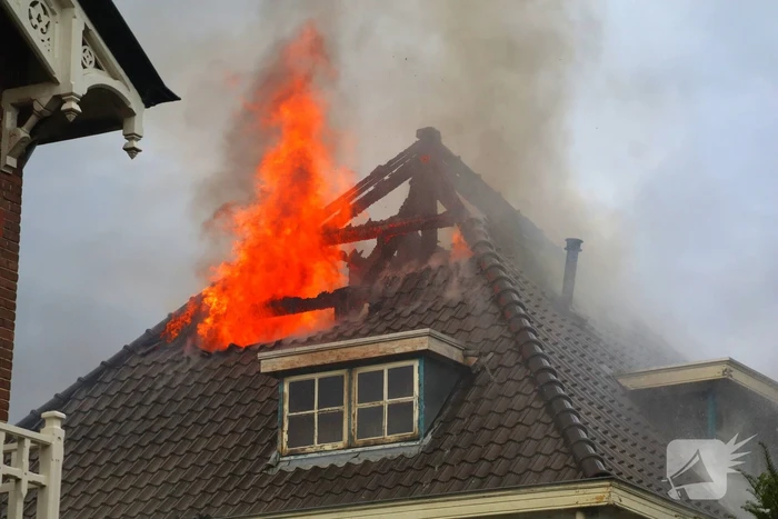 Grote rookontwikkeling bij woningbrand