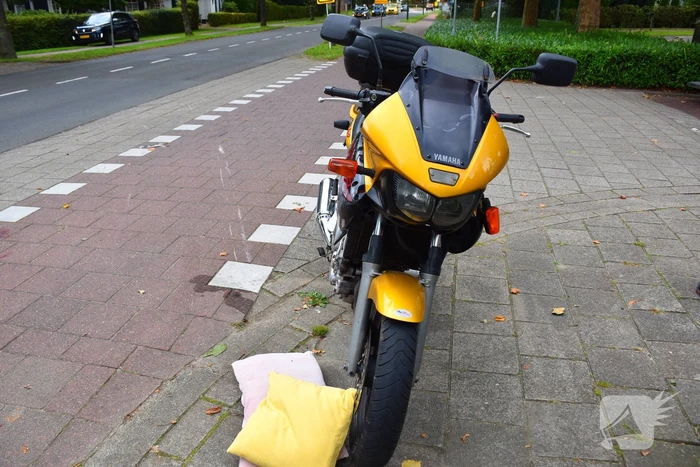 Motorrijder ten val bij inhaalmanoeuvre van afslaande auto