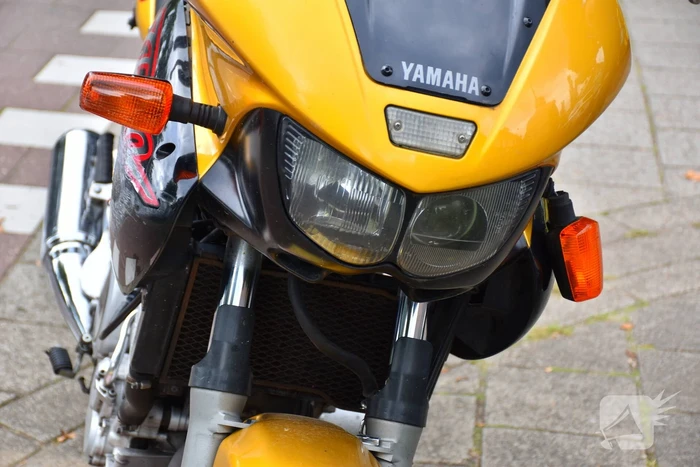 Motorrijder ten val bij inhaalmanoeuvre van afslaande auto