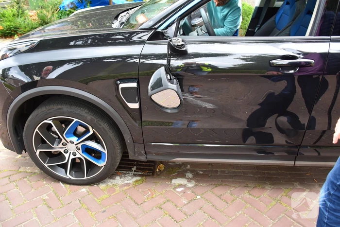 Motorrijder ten val bij inhaalmanoeuvre van afslaande auto