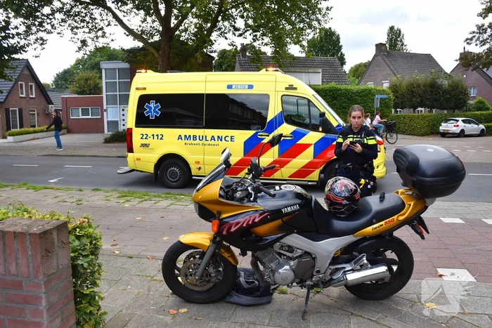 Motorrijder ten val bij inhaalmanoeuvre van afslaande auto