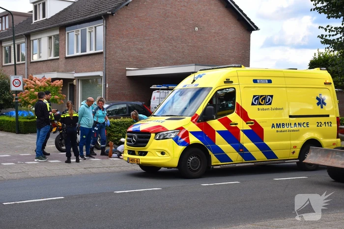 Motorrijder ten val bij inhaalmanoeuvre van afslaande auto