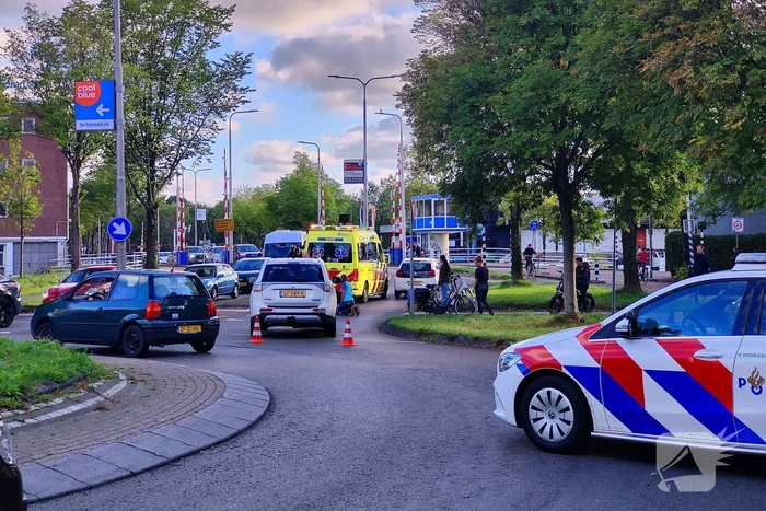 Automobilist schept fietser bij rotonde