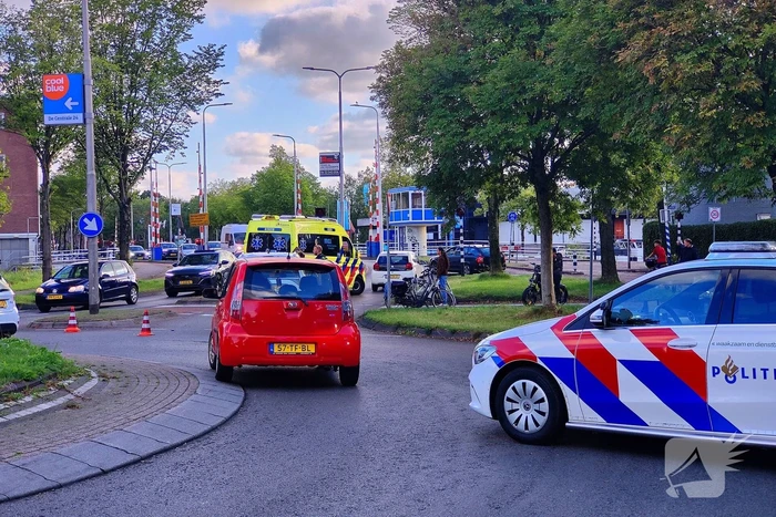 Automobilist schept fietser bij rotonde