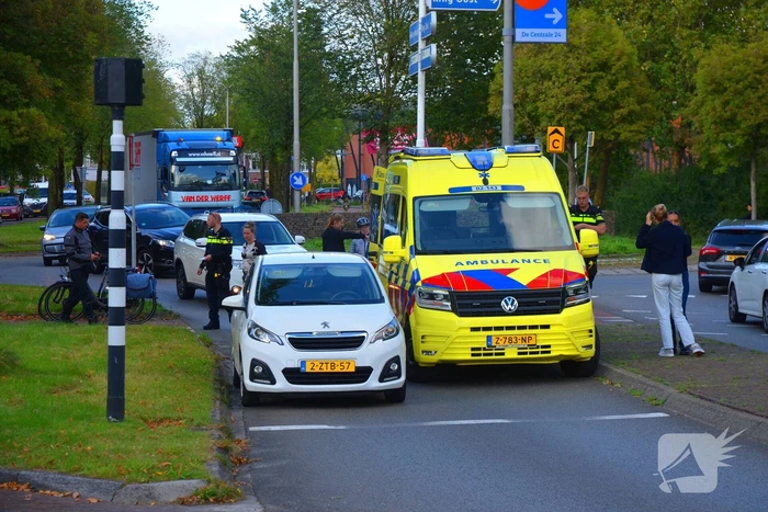 Automobilist schept fietser bij rotonde