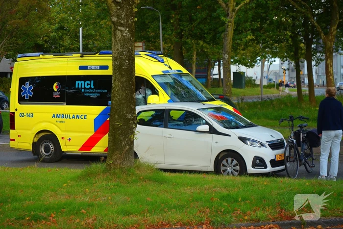 Automobilist schept fietser bij rotonde