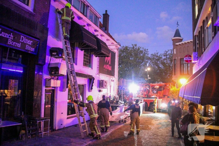 Brandweer druk met kat die op dak zit