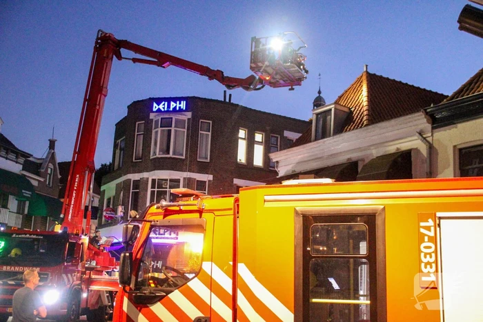 Brandweer druk met kat die op dak zit