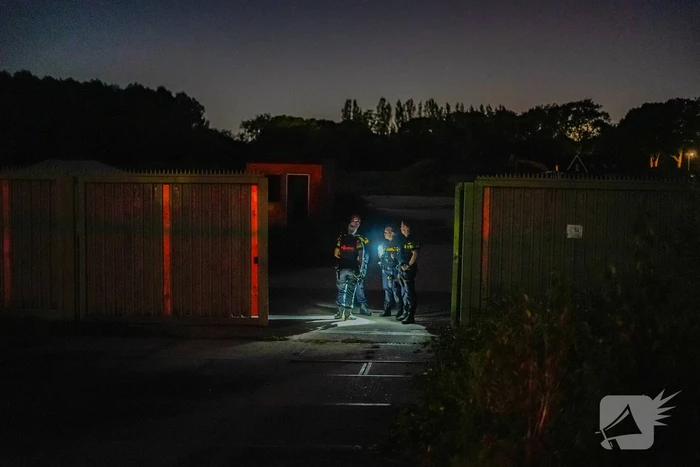 Team parate eenheid doet inval in pand