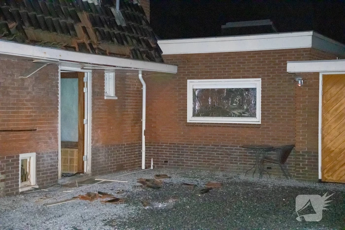 Explosie bij woning, politie doet onderzoek
