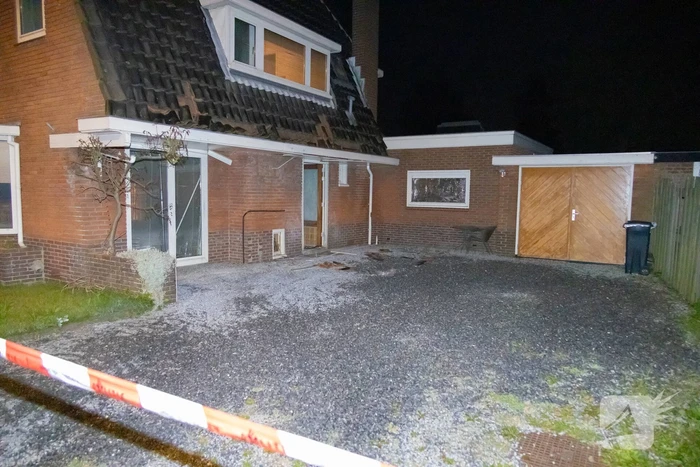 Explosie bij woning, politie doet onderzoek