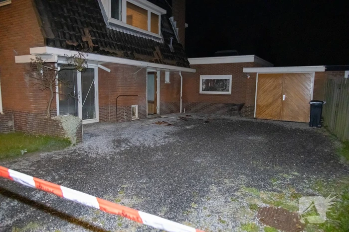 Explosie bij woning, politie doet onderzoek