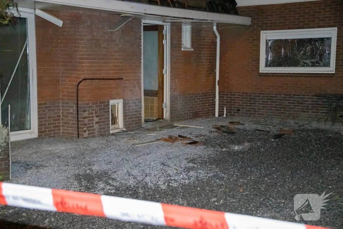 Explosie bij woning, politie doet onderzoek