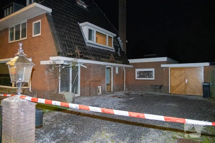Explosie bij woning, politie doet onderzoek
