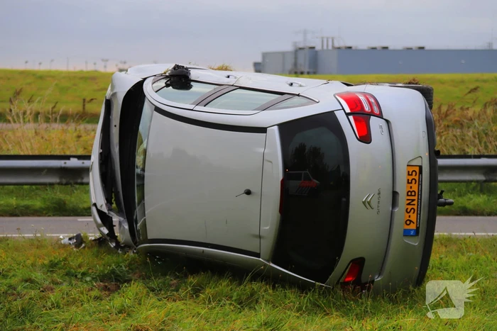 Automobilist raakt lichtmast en belandt op de kop