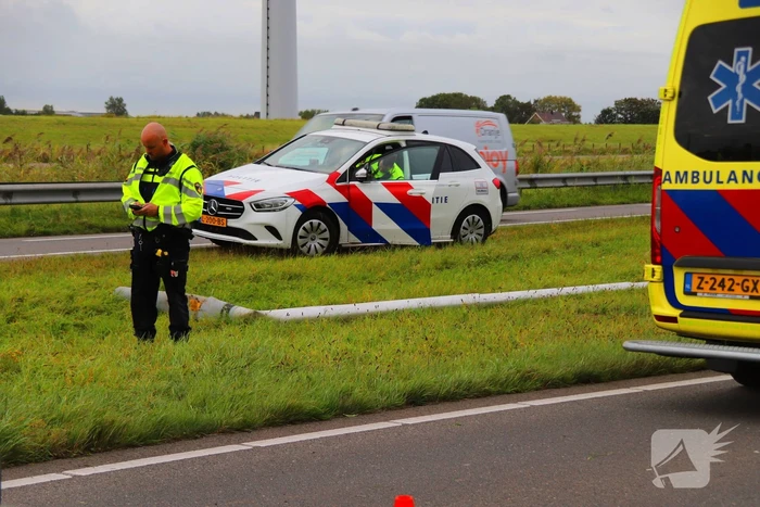 Automobilist raakt lichtmast en belandt op de kop