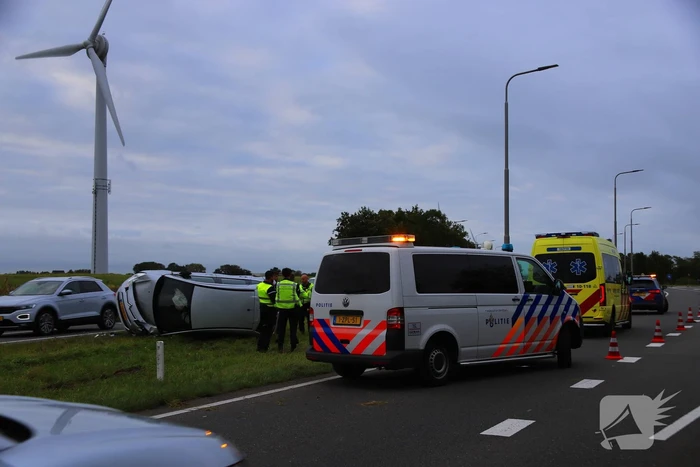 Automobilist raakt lichtmast en belandt op de kop