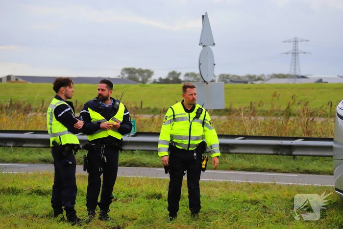 Automobilist raakt lichtmast en belandt op de kop