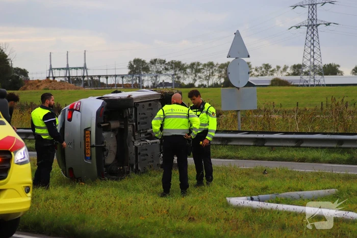 Automobilist raakt lichtmast en belandt op de kop