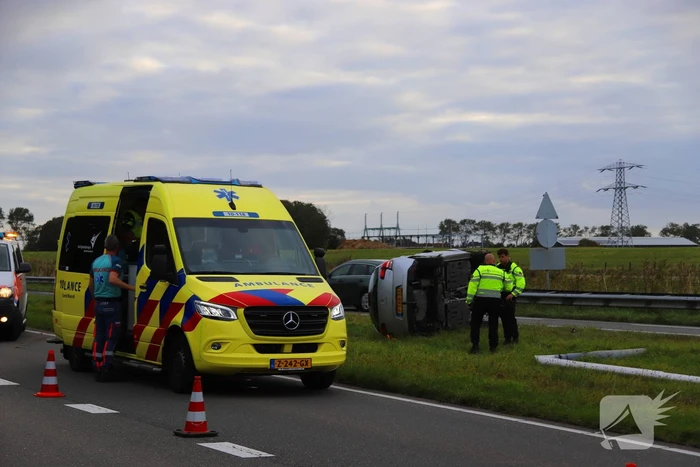 Automobilist raakt lichtmast en belandt op de kop