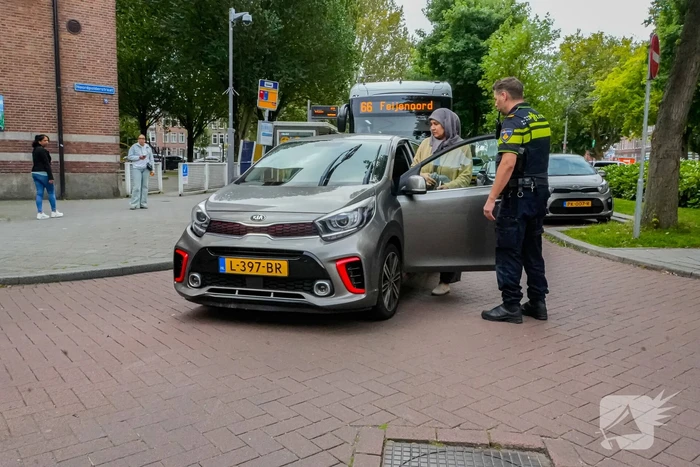 Scooter met twee opzittenden aangereden door automobilist