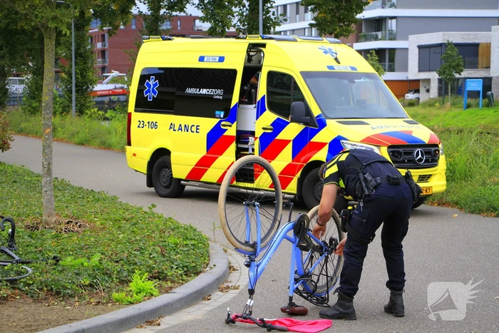 Wielrenner en fietser botsen op elkaar