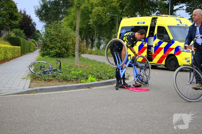 Wielrenner en fietser botsen op elkaar