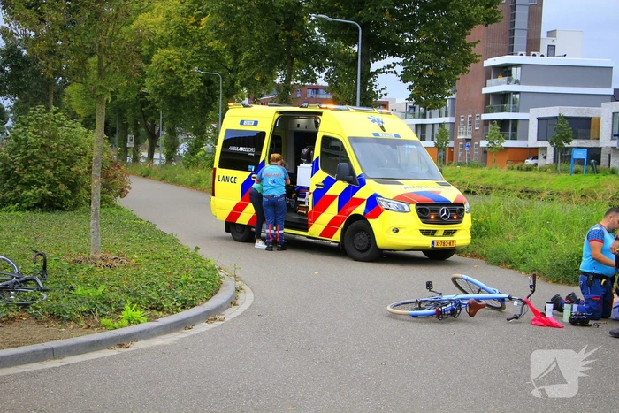 Wielrenner en fietser botsen op elkaar