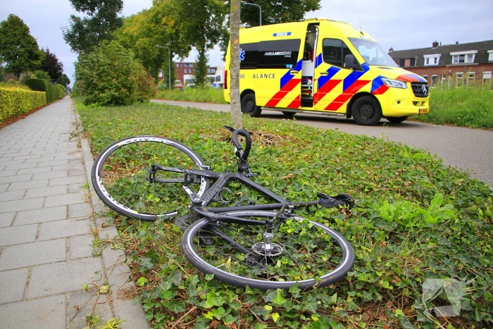 Wielrenner en fietser botsen op elkaar