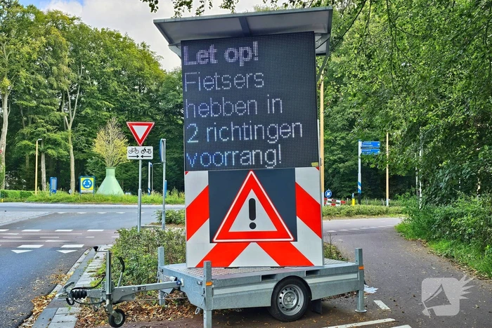 Gemeente plaatst groot matrixbord bij beruchte rotonde