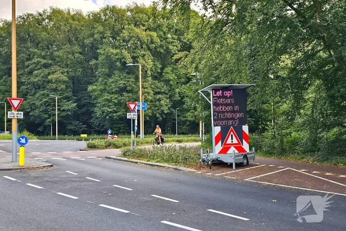 Gemeente plaatst groot matrixbord bij beruchte rotonde