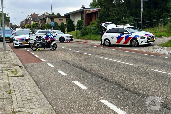 Automobilist rijdt tegen geparkeerde bestelbus